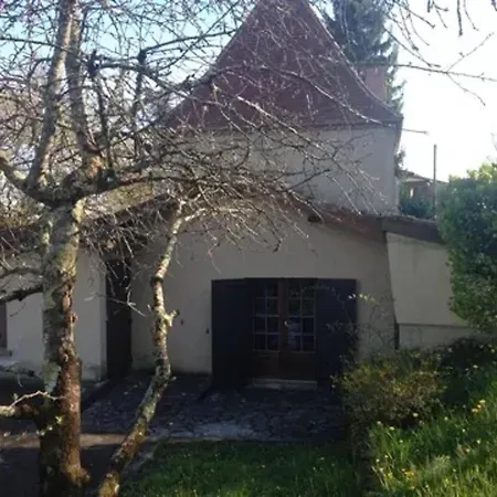 Maison Chaleureuse En Pays-de-belves Avec Terrasse Et Jardin